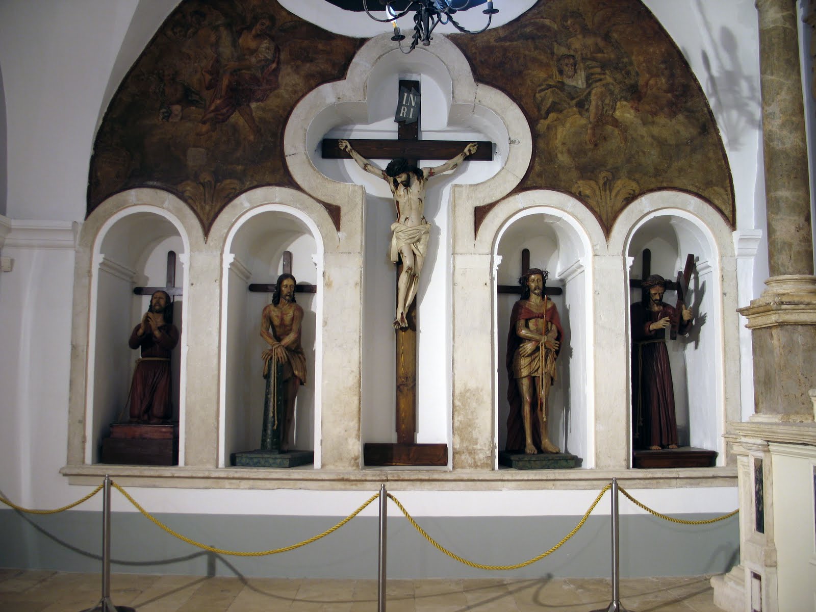 Bitonto (BA), chiesa di San Domenico, cappella dei Misteri, parete con le cinque nicchie contenente i simulacri della Passione e il lunettone con gli affreschi settecenteschi raffiguranti Angeli coi simboli della Passione (foto dott. Francesco Stanzione 2010)