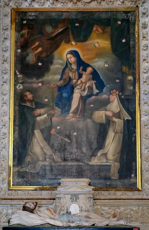 Leverano (LE), chiesa di Santa Maria ‘la Greca’, altare di Ambrogio Martinelli con tela della Madonna del Rosario e statua del Cristo Morto.