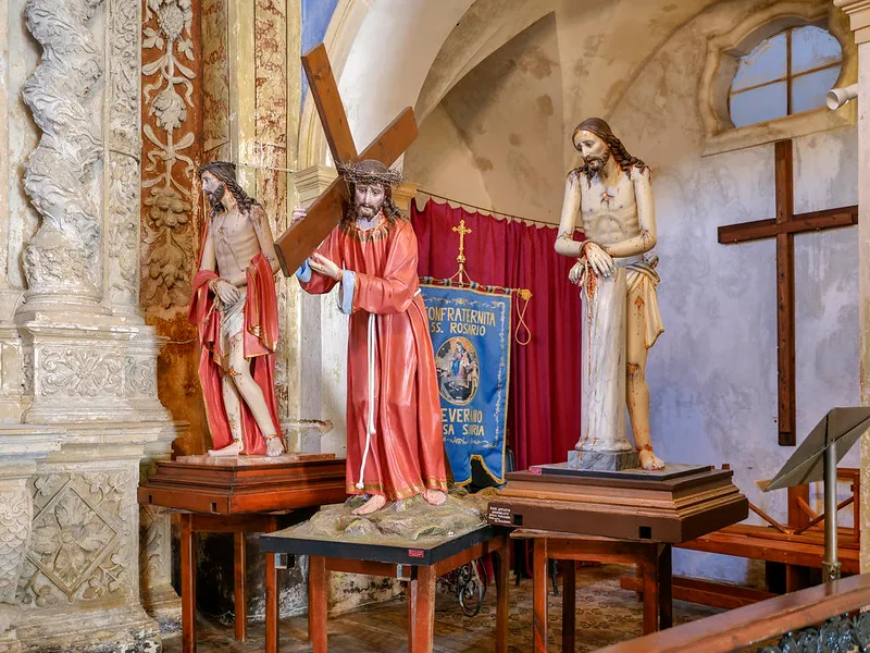 Ignoto cartapestaio leccese del XIX sec. (bottega di Antonio Maccagnani?), Cristo alla colonna, Ecce Homo e Cristo portacroce. Leverano (LE), chiesa di Santa Maria ‘la Greca’.