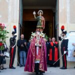 San Pancrazio Salentino (BR), festa patronale 2018, uscita dalla Matrice della processione col simulacro di San Pancrazio preceduto dal parroco con la reliquia del santo (foto Eupremio Spinelli)