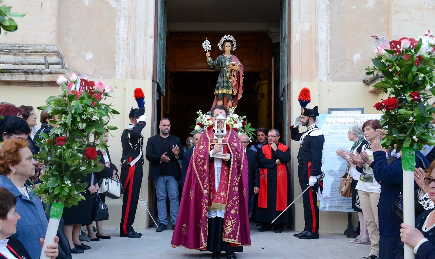 San Pancrazio Salentino (BR), festa patronale 2018, uscita dalla Matrice della processione col simulacro di San Pancrazio preceduto dal parroco con la reliquia del santo (foto Eupremio Spinelli)