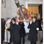 Sava (TA), processione dei Misteri, le consorelle della Croce portano in processione la statua del Cristo caduto sotto la croce di Arturo De Vitis (1914)