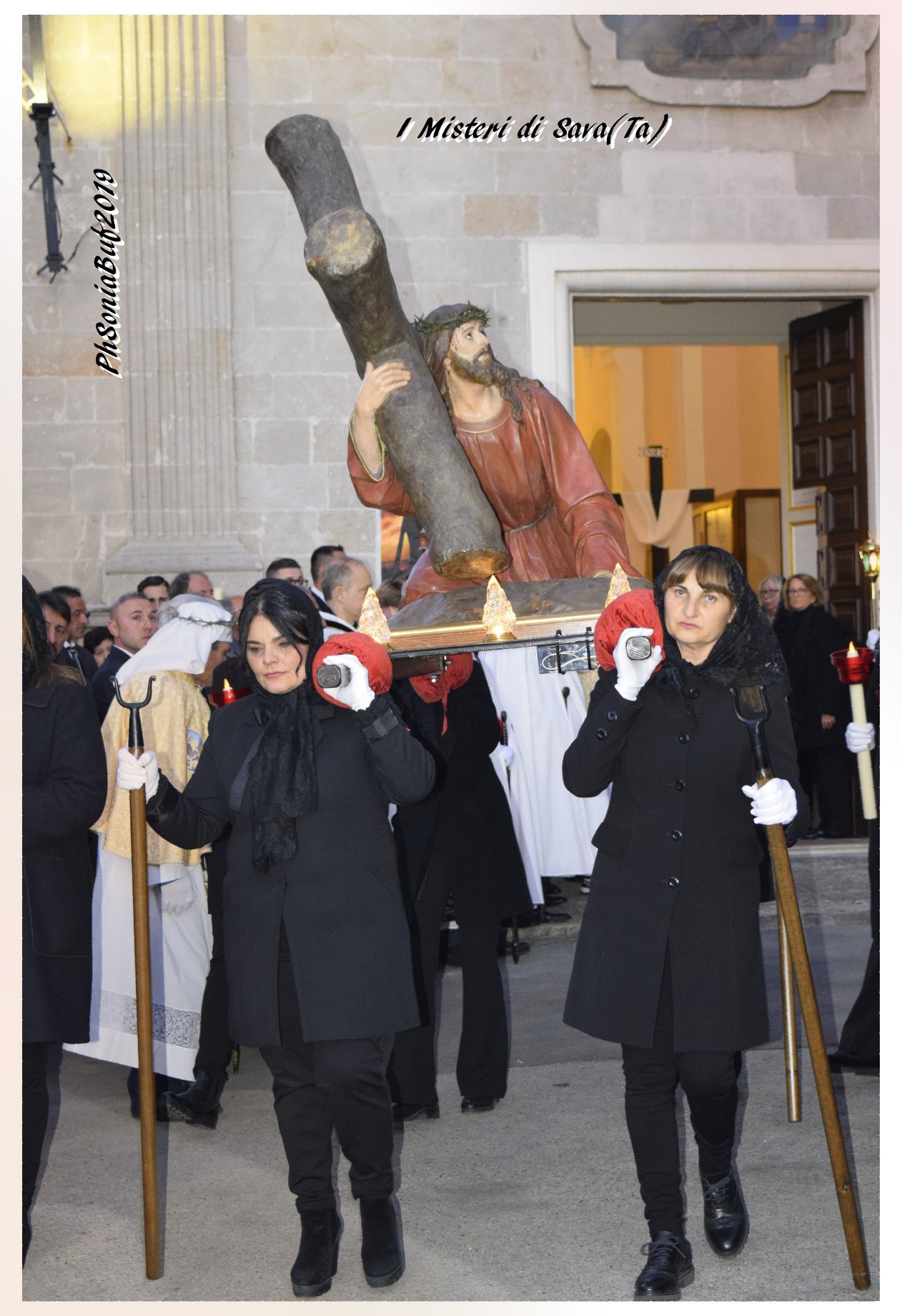 Sava (TA), processione dei Misteri, le consorelle della Croce portano in processione la statua del Cristo caduto sotto la croce di Arturo De Vitis (1914)