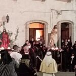 Sava (TA), processione dei Misteri, le statue sono allineate in piazza, davanti alla Chiesa Matrice