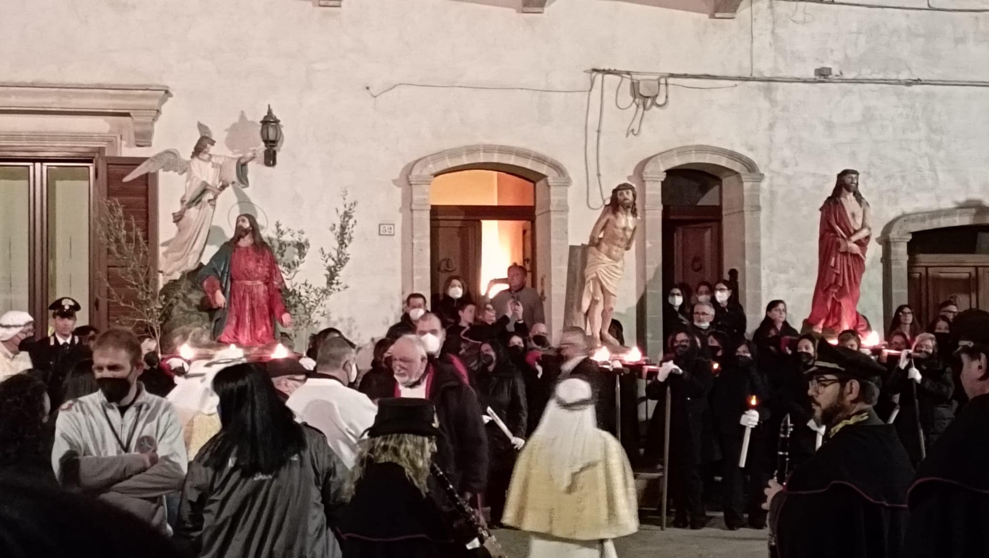 Sava (TA), processione dei Misteri, le statue sono allineate in piazza, davanti alla Chiesa Matrice