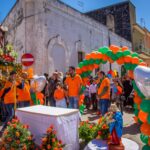 Torricella (TA), processione mattutina del 25 aprile 2022 col simulacro del santo patrono che si appresta ad essere poggiato su un tavolo per uno dei momenti del rito ti li quattro vienti. (foto Michelangelo De Vincentis)