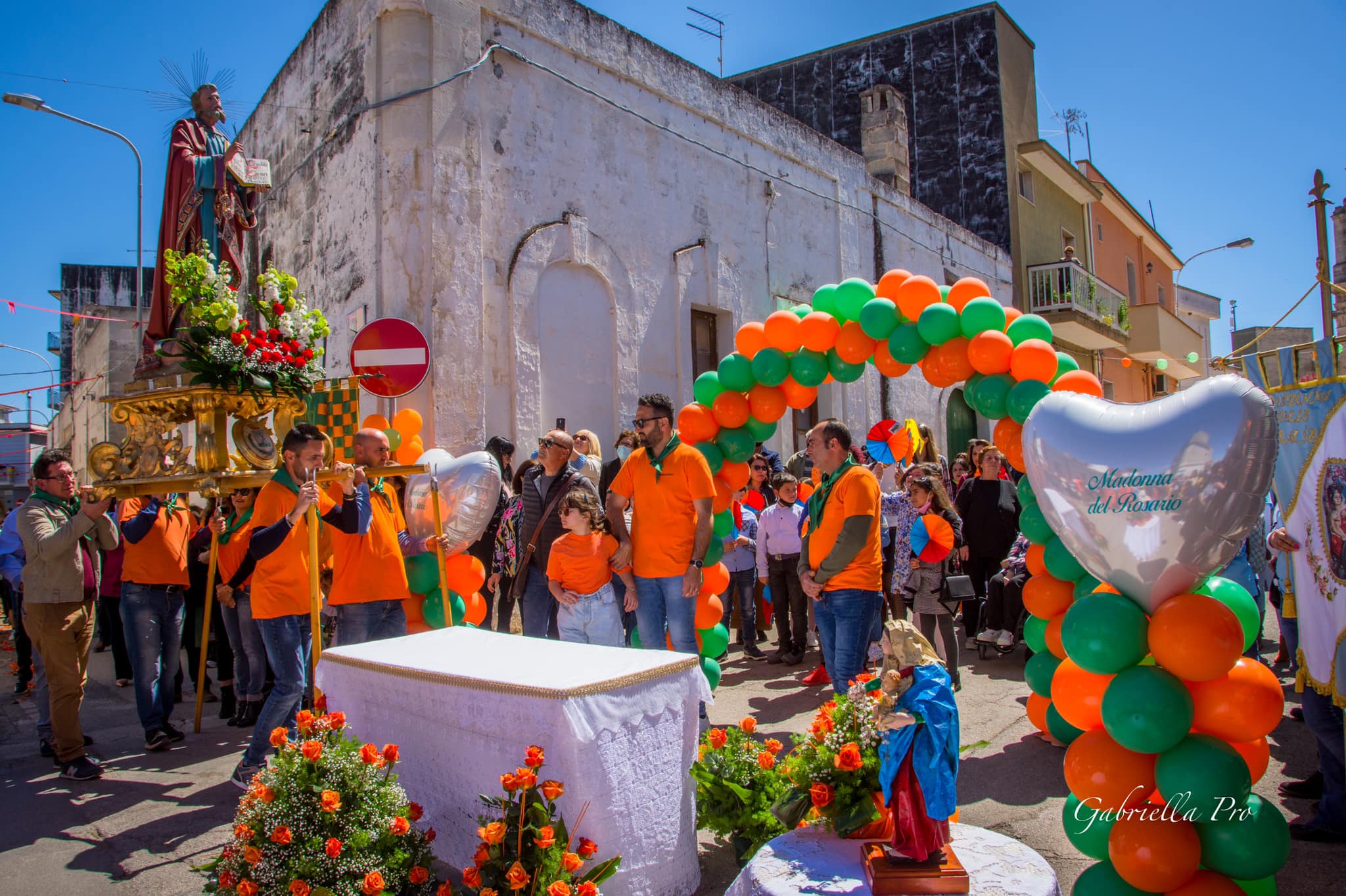 Torricella (TA), processione mattutina del 25 aprile 2022 col simulacro del santo patrono che si appresta ad essere poggiato su un tavolo per uno dei momenti del rito ti li quattro vienti. (foto Michelangelo De Vincentis)