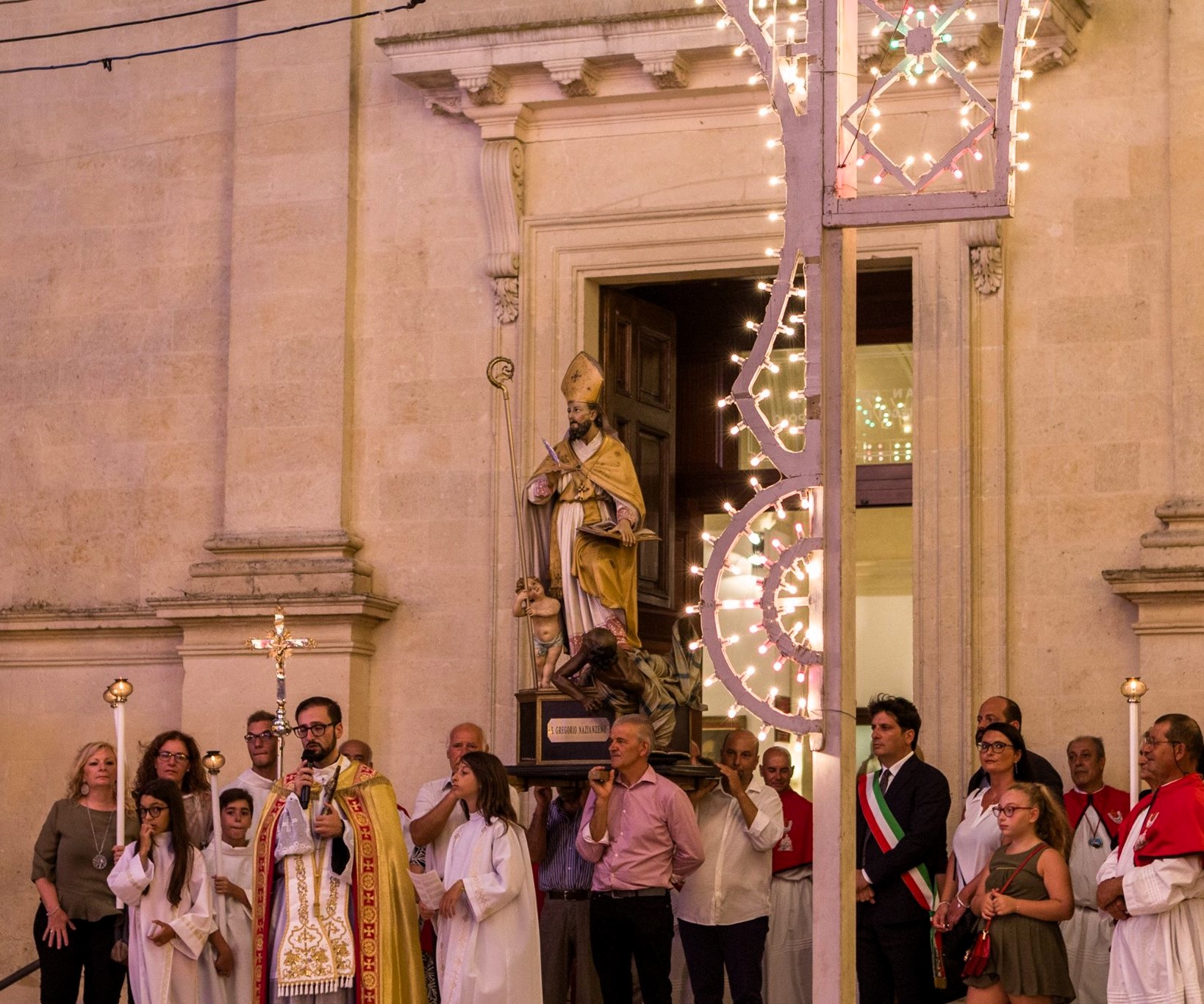 Acquarica di Lecce (fraz. di Vernole; LE), festa patronale del 20-21 agosto, uscita della processione col simulacro di San Gregorio Nazianzeno