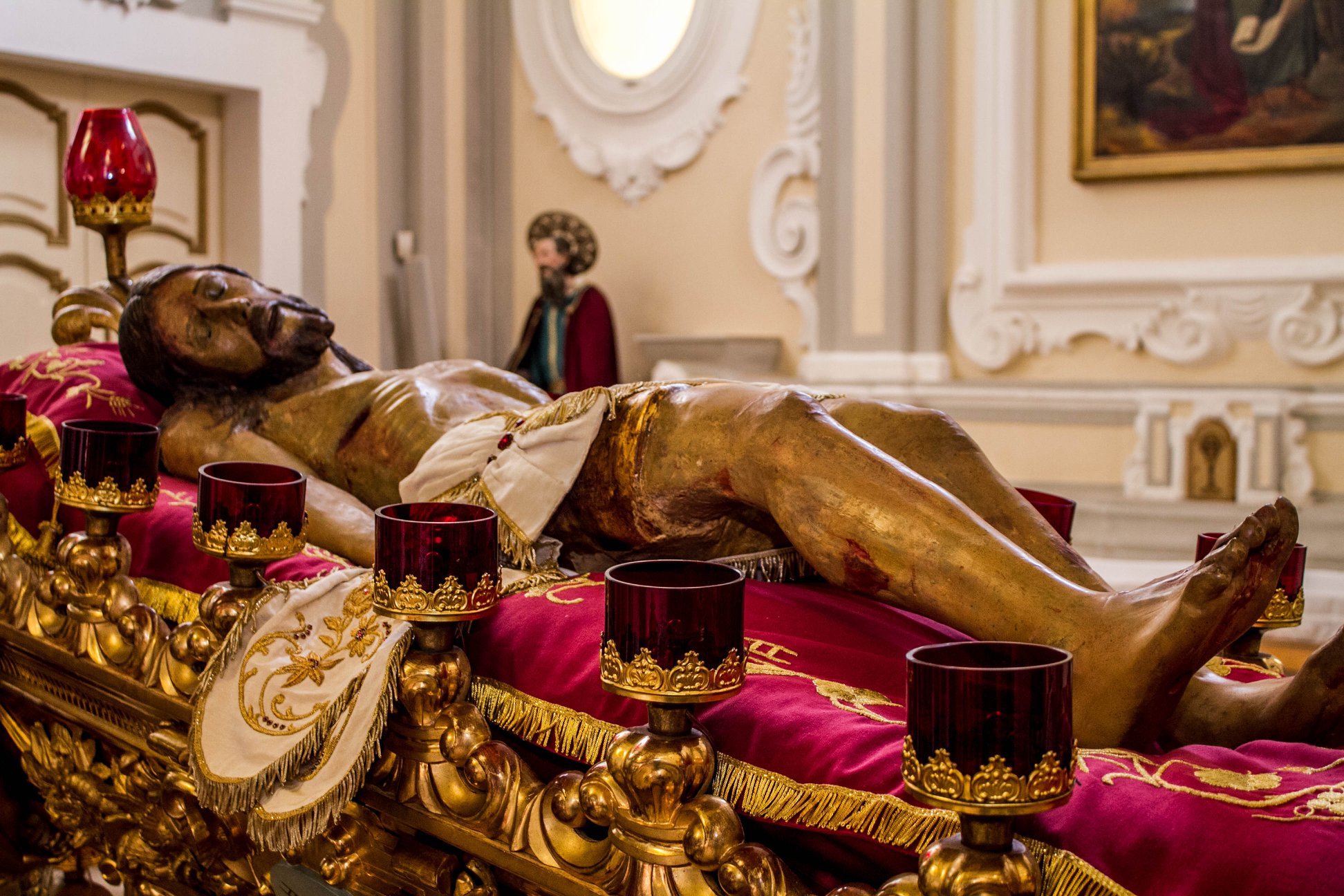 Gaetano Frisardi?, Cristo morto, 1721 / Domenico Minardi, culla in legno dorato, 1896. Bitonto (BA), chiesa di San Domenico, cappella dei Misteri