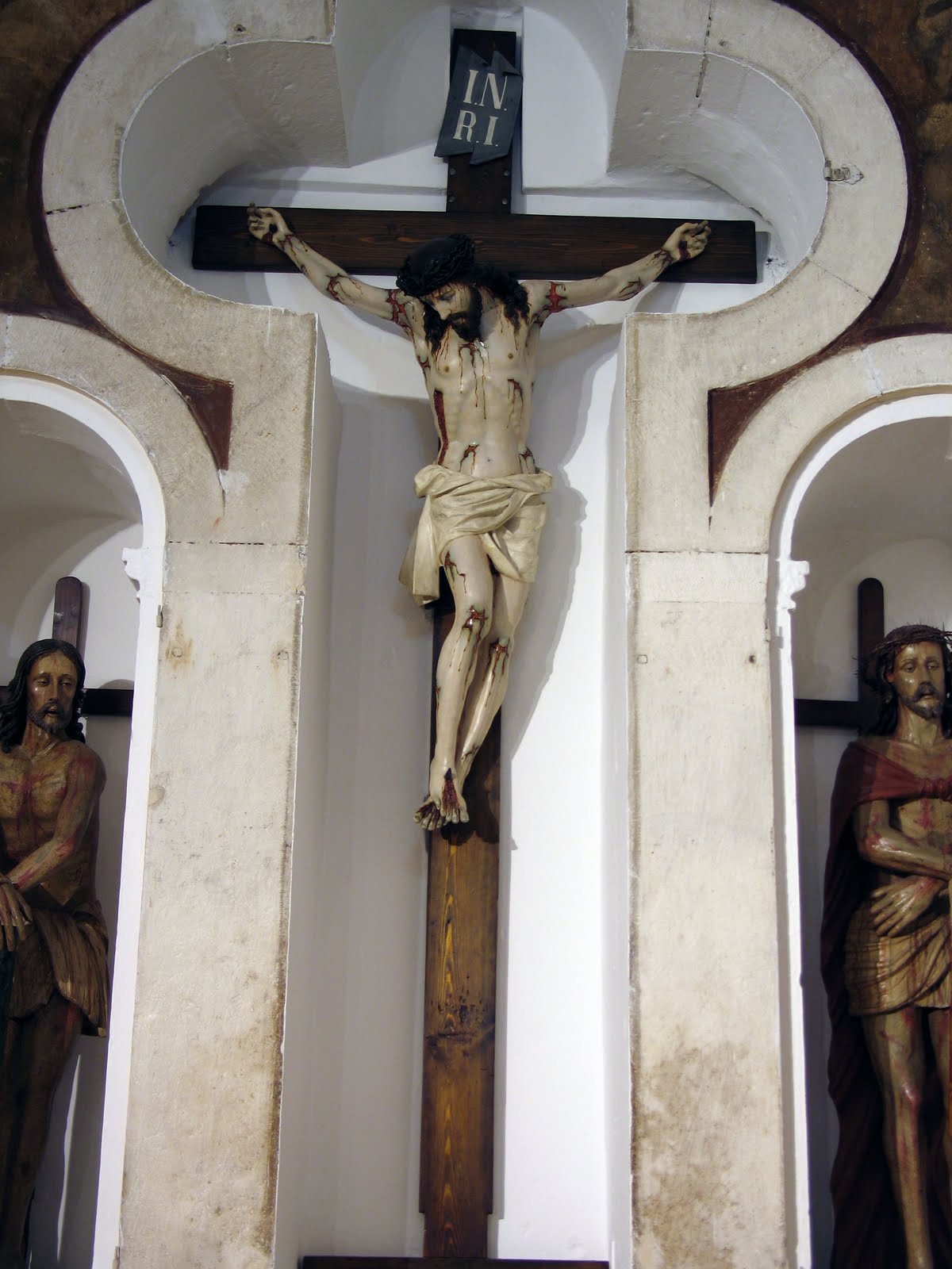 Ignoto cartapestaio leccese del XIX sec. (Antonio Maccagnani? 1809-92), Crocefisso, metà del XIX sec. ca.. Bitonto (BA), chiesa di San Domenico, cappella dei Misteri (foto dott. Francesco Stanzione 2010)