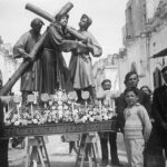 Giuseppe Manzo, L’imposizione della Croce, 1930. Bitritto (BA), coll. privata (foto anni Trenta del XX sec.; dal gruppo Facebook Settimana Santa Bitrittese)