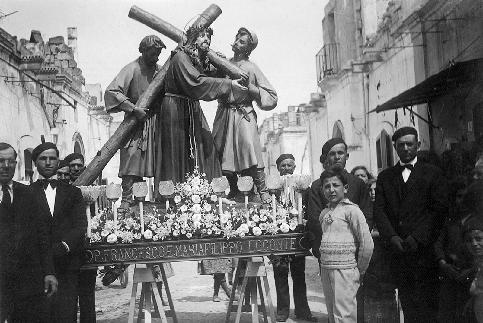 Giuseppe Manzo, L’imposizione della Croce, 1930. Bitritto (BA), coll. privata (foto anni Trenta del XX sec.; dal gruppo Facebook Settimana Santa Bitrittese)