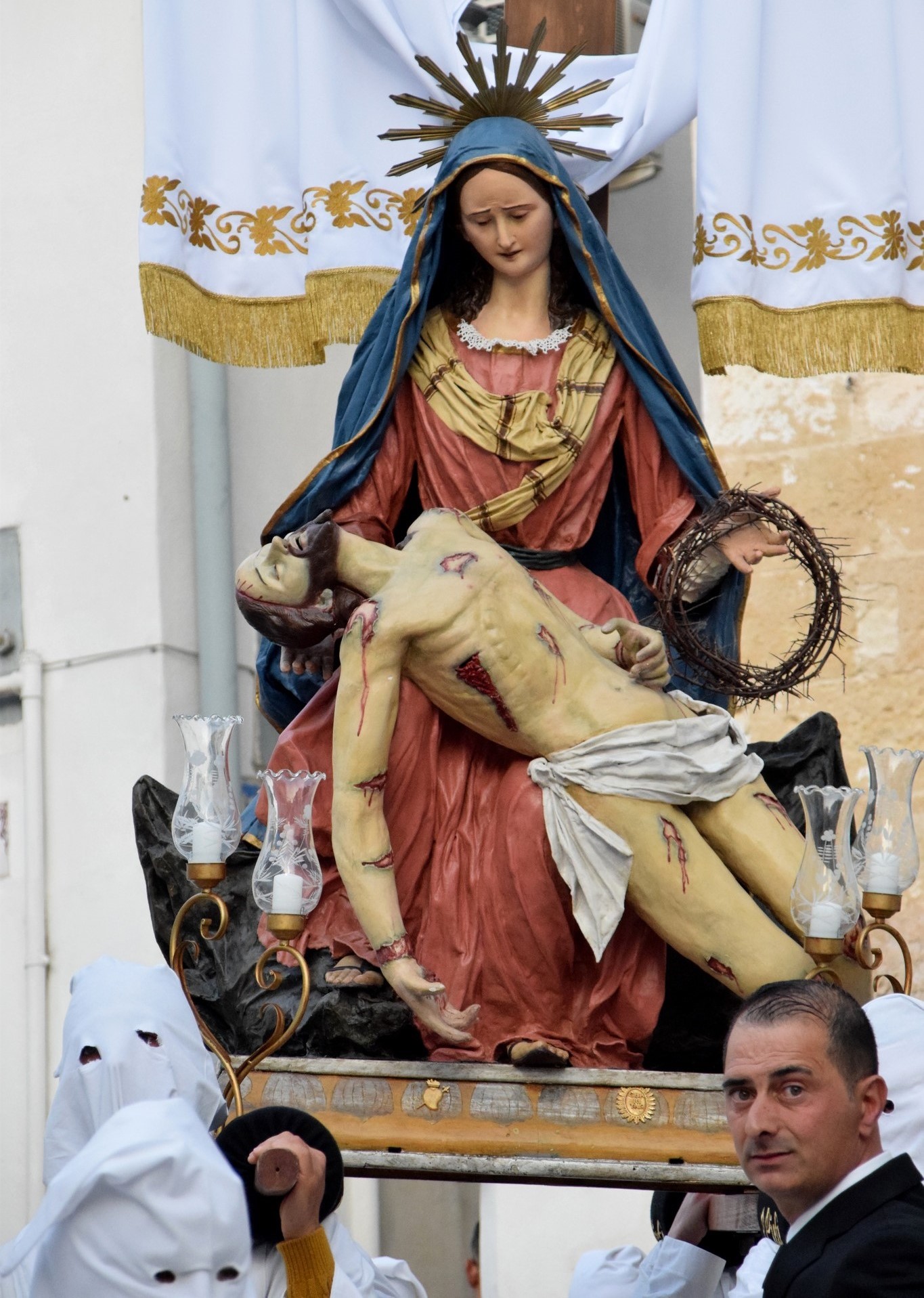 Ignoto cartapestaio salentino dei secoli XIX-XX, Pietà, primi decenni del XX sec.? Castellaneta (TA), cattedrale (foto Raffaella Polace)