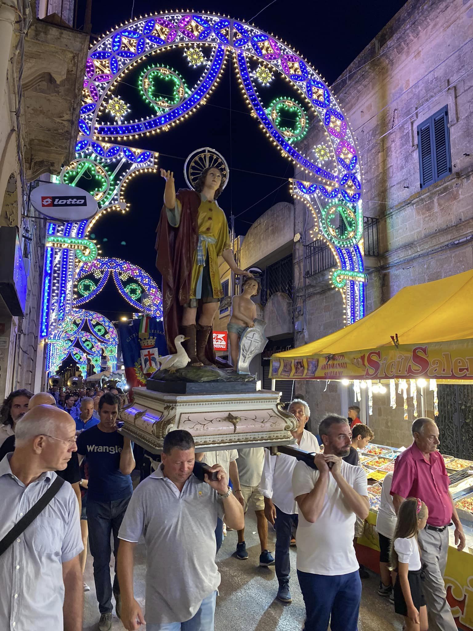 Alessano (LE), processione col simulacro in cartapesta di San Trifone (30 luglio 2023)