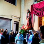 Erchie (BR), uscita della statua dell’Ecce Homo dalla chiesa di San Nicola durante la processione dei Misteri, Venerdì Santo 2023