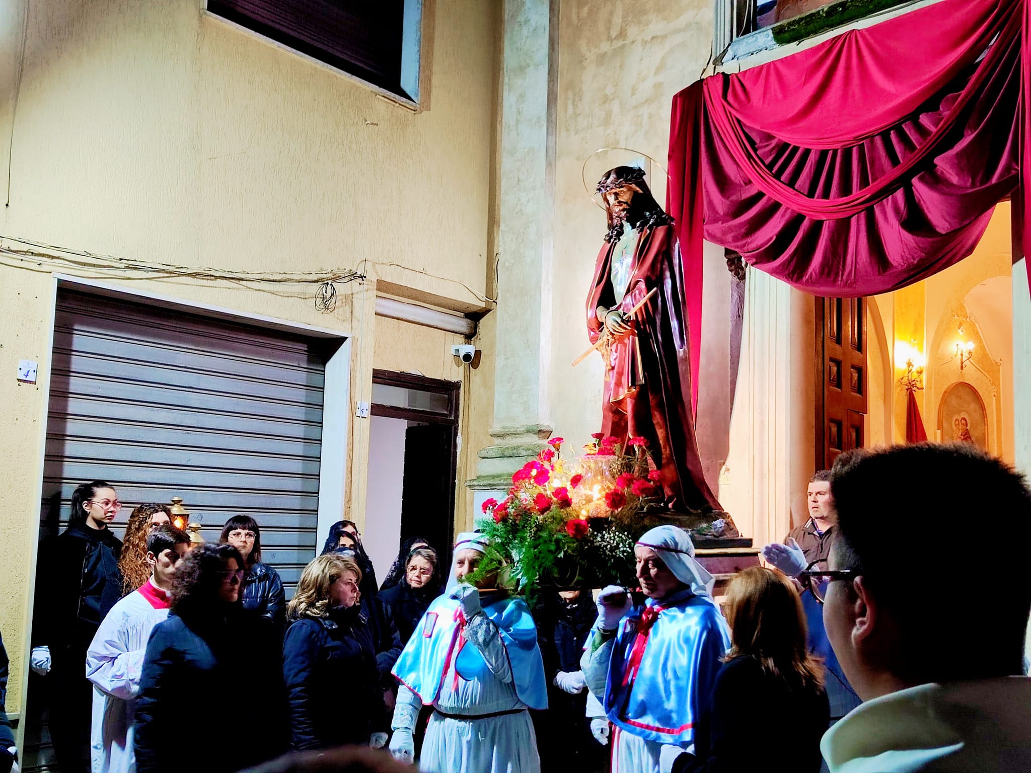 Erchie (BR), uscita della statua dell’Ecce Homo dalla chiesa di San Nicola durante la processione dei Misteri, Venerdì Santo 2023