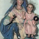 Santino con l’immagine della statua della Madonna della Stella (foto antecedente l’ultimo restauro)
