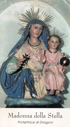 Santino con l’immagine della statua della Madonna della Stella (foto antecedente l’ultimo restauro)
