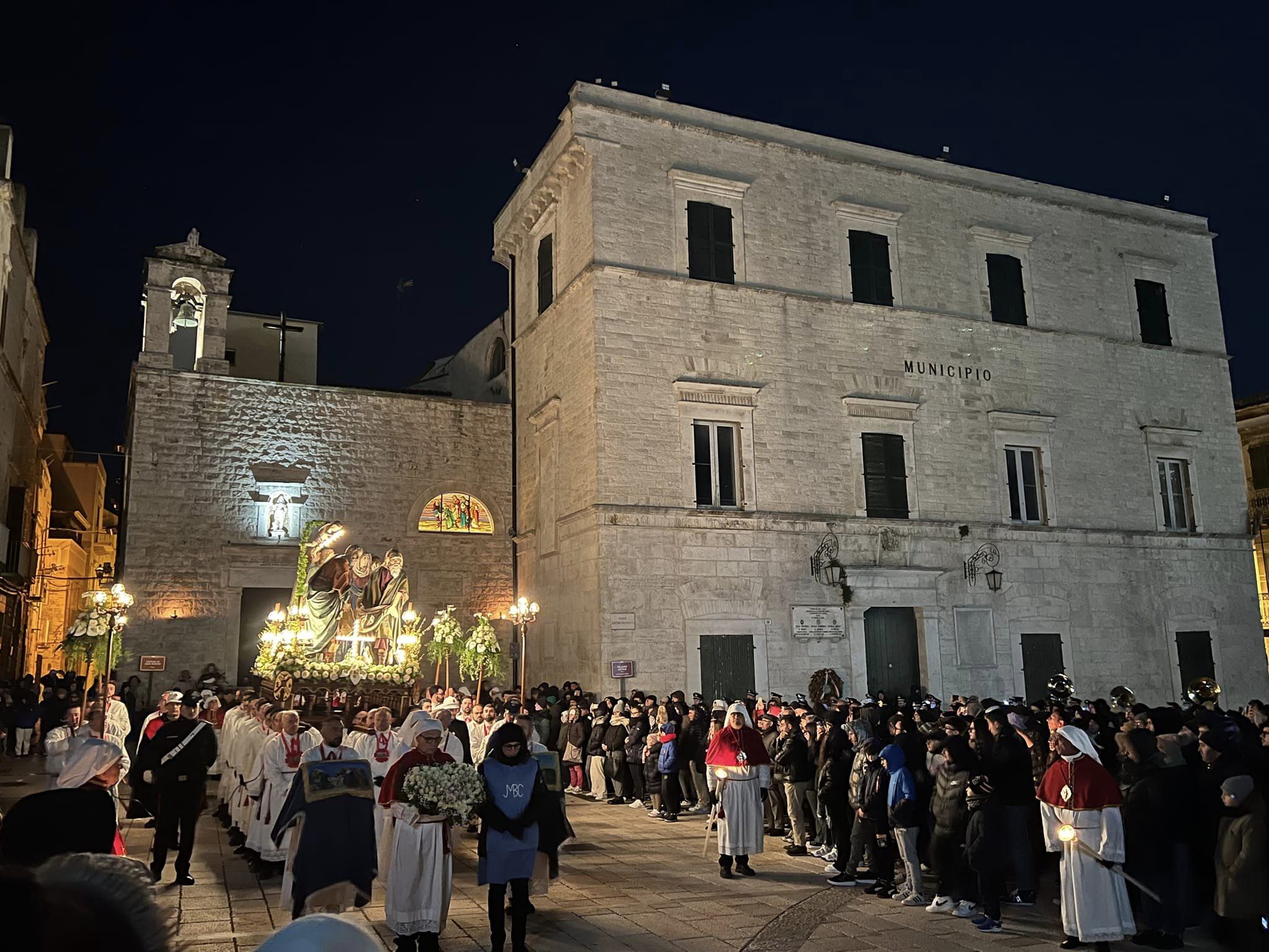 Ruvo di Puglia (BA), uscita della processione degli Otto Santi dalla chiesa di San Rocco, Settimana Santa 2023