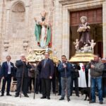 Avetrana (TA), festa patronale del 28-29 aprile, le statue di San Biagio e Sant’Antonio da Padova allineate sul sagrato della chiesa Matrice