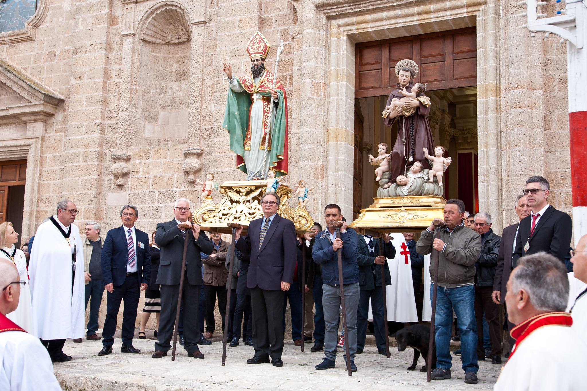 Avetrana (TA), festa patronale del 28-29 aprile, le statue di San Biagio e Sant’Antonio da Padova allineate sul sagrato della chiesa Matrice