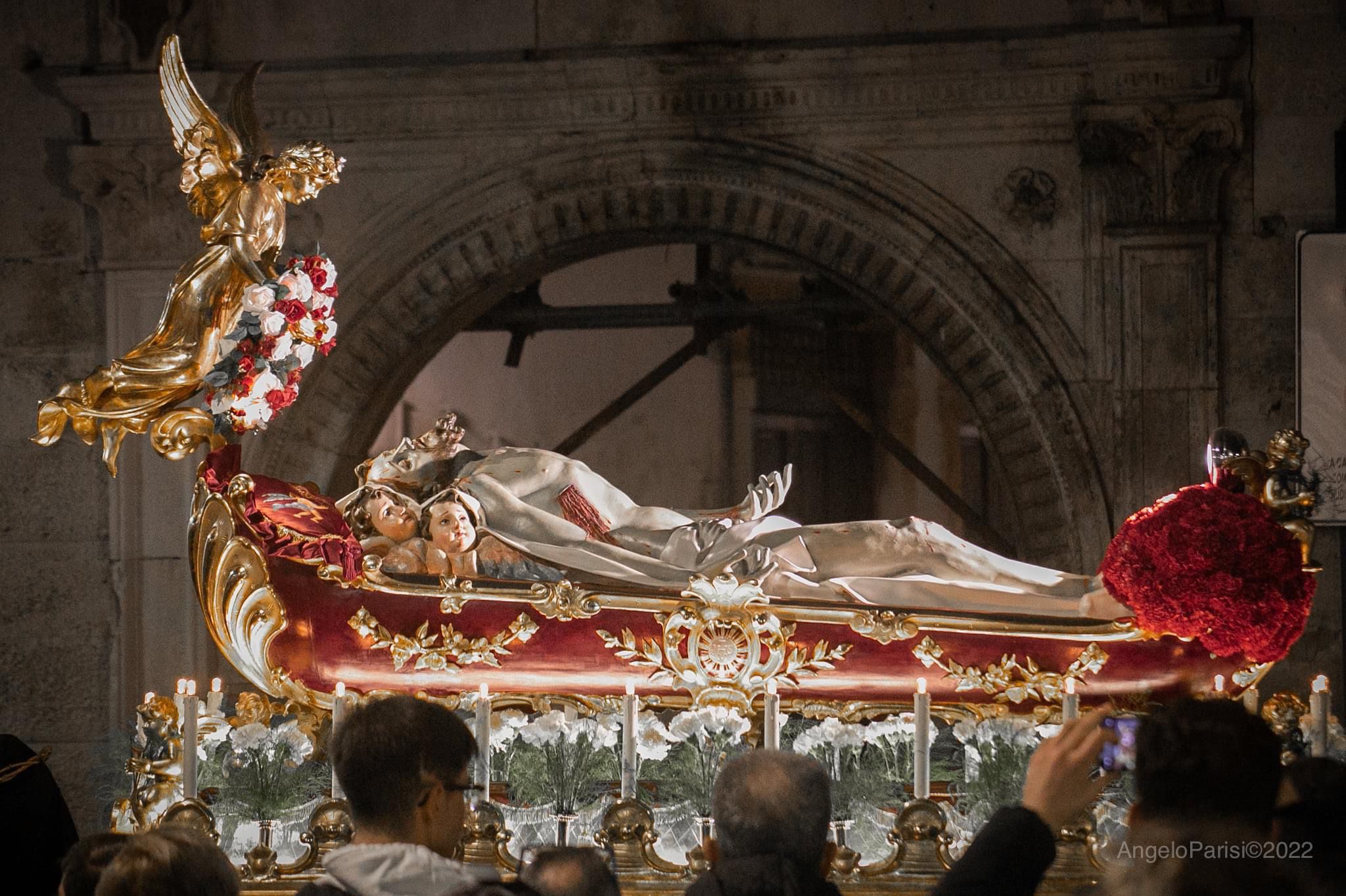 Il Cristo morto sulla Naka. Noicattaro (BA), processione dei Misteri (foto Angelo Parisi 2022)