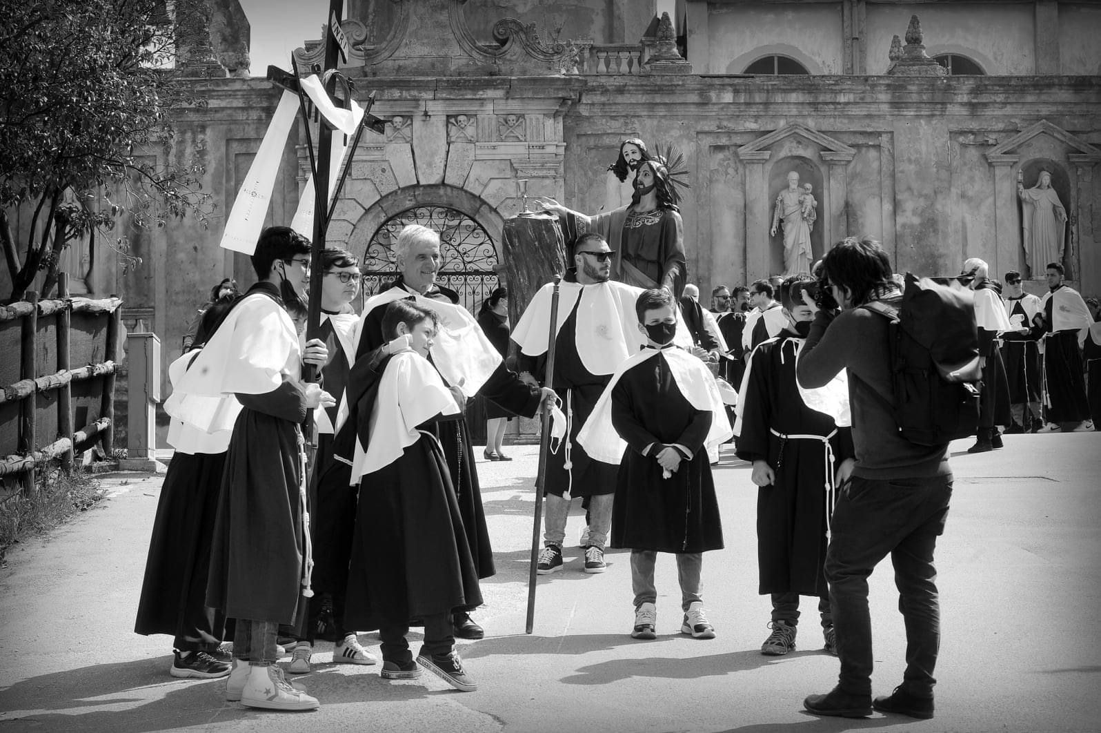 Vico del Gargano (FG), sosta della processione dei Misteri sul piazzale antistante la chiesa cappuccina di Santa Maria degli Angeli 