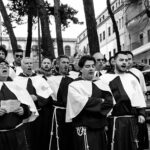 Vico del Gargano (FG), processione dei Misteri, i confratelli della confraternita dei Carmelitani Scalzi intonano il Miserere 