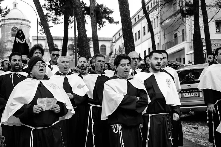 Vico del Gargano (FG), processione dei Misteri, i confratelli della confraternita dei Carmelitani Scalzi intonano il Miserere 