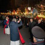 Palese (Bari), piazza Capitaneo, benedizione del popolo col Legno Santo da parte del parroco, processione dei Misteri 2023